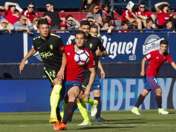 Mikel Vesga y Goran Causic disputan el balón en el Osasuna - Sporting