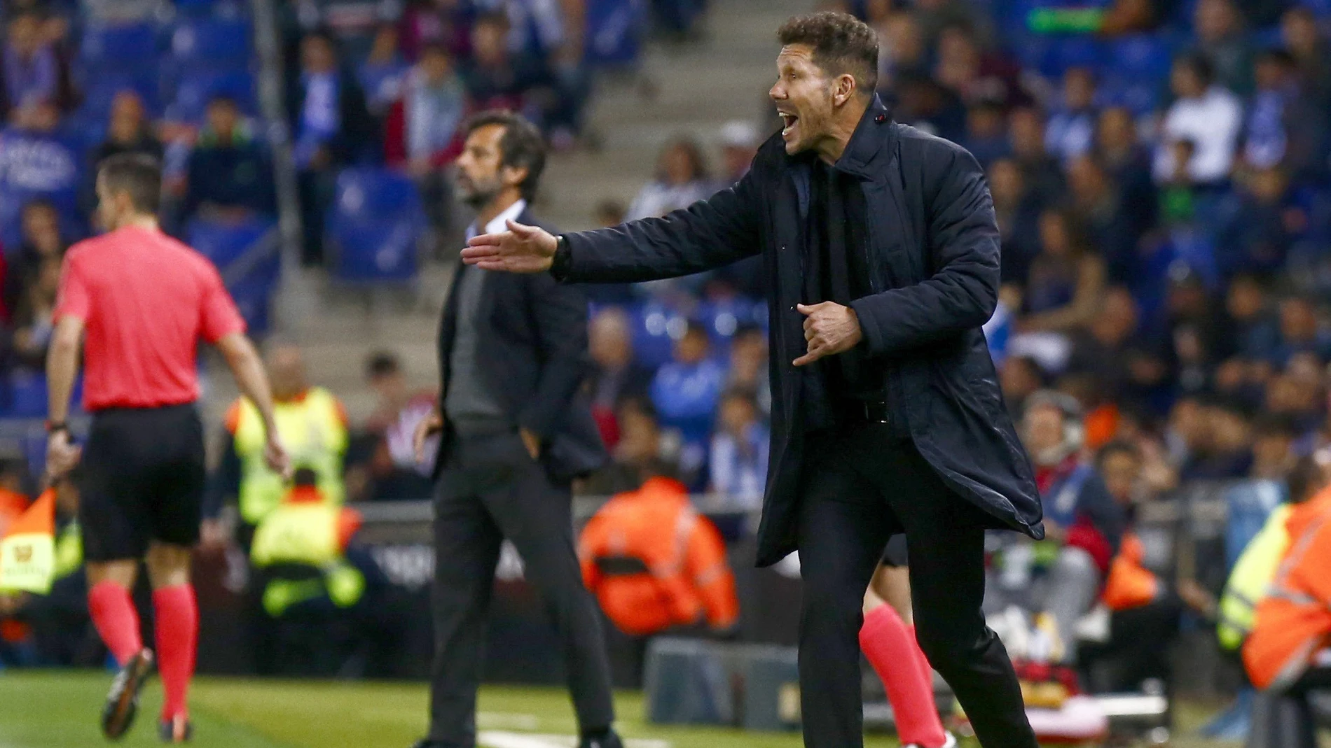 Simeone da instrucciones desde la banda de Cornellà Simeone da instrucciones desde la banda de Cornellà