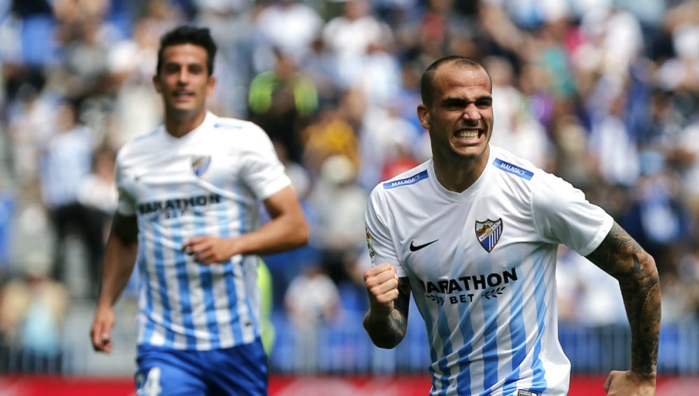 Sandro celebra un gol con el Málaga