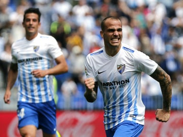Sandro celebra un gol con el Málaga