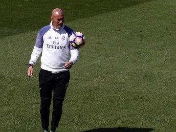 Zidane, durante el entrenamiento del Real Madrid previo al Clásico