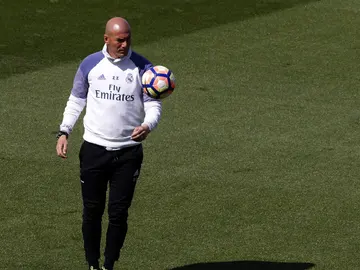 Zidane, durante el entrenamiento del Real Madrid previo al Clásico Zidane, durante el entrenamiento del Real Madrid previo al Clásico