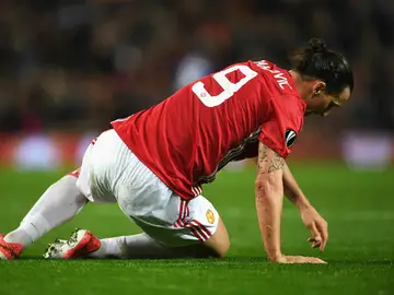 Ibrahimovic, tendido en el suelo Ibrahimovic, tendido en el suelo