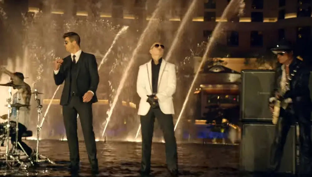 Pitbull junto con Robin Thicke, Joe Perry, Travis Barker