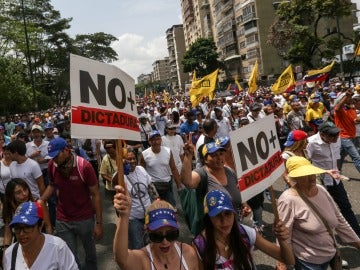 Un grupo de manifestantes marcha por la calles de Caracas