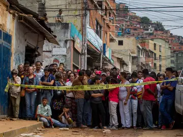 Docenas de personas permanecen a las afueras de una panadería que fue saqueada en Caracas Docenas de personas permanecen a las afueras de una panadería que fue saqueada en Caracas