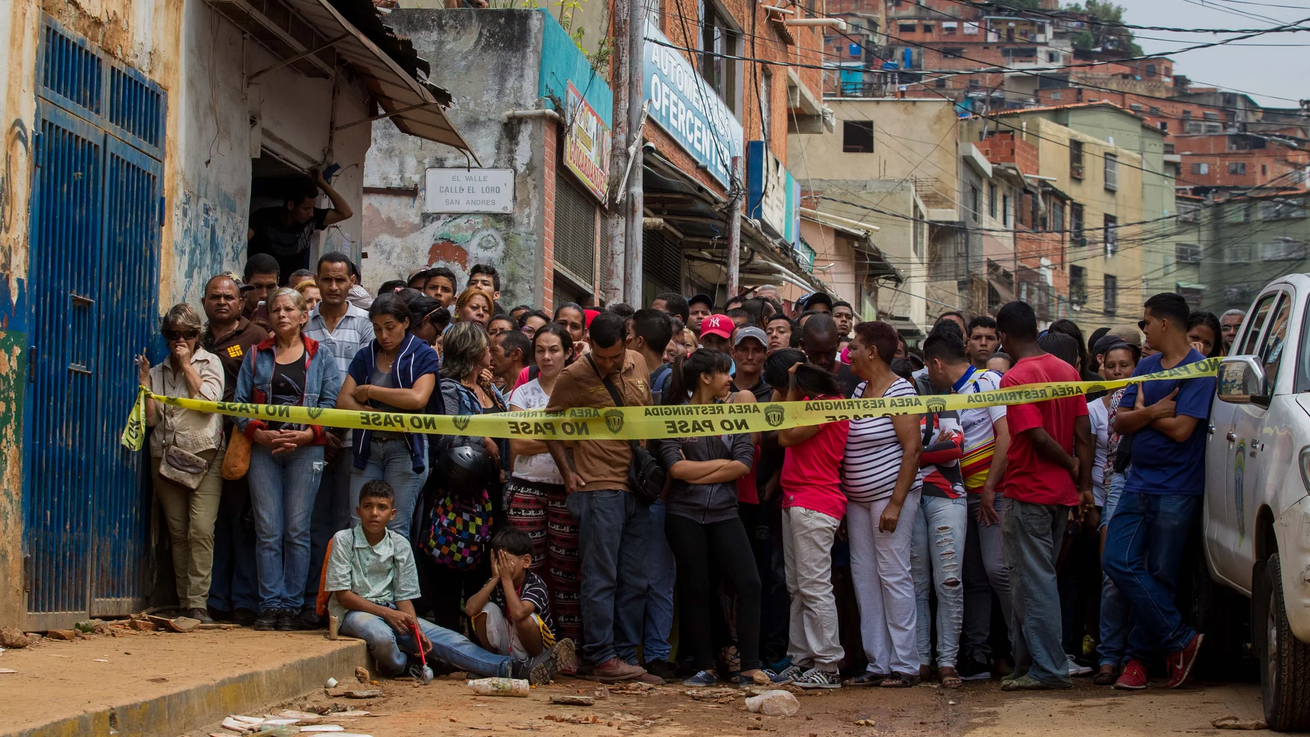 Docenas de personas permanecen a las afueras de una panadería que fue saqueada en Caracas Docenas de personas permanecen a las afueras de una panadería que fue saqueada en Caracas