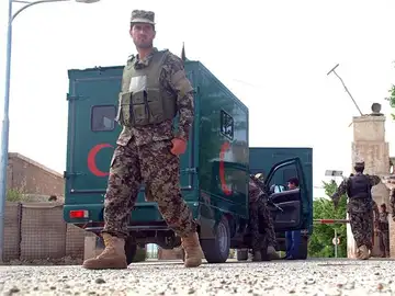140 soldados afganos muertos por un taque talibán 140 soldados afganos muertos por un taque talibán