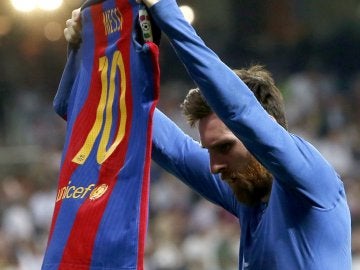 Leo Messi muestra su camiseta a la afición del Real Madrid