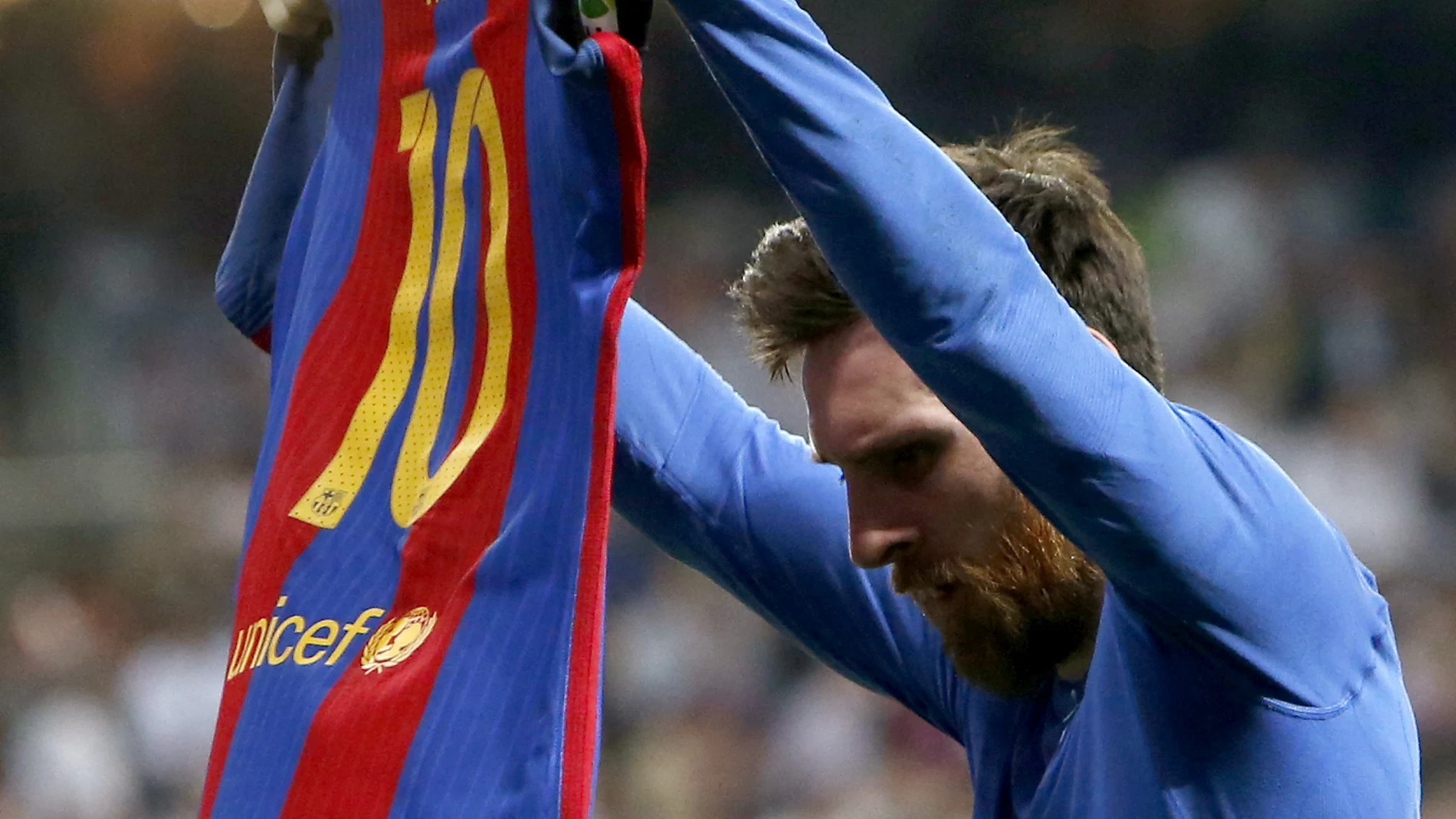 Leo Messi muestra su camiseta a la afición del Real Madrid Leo Messi muestra su camiseta a la afición del Real Madrid