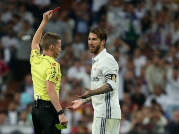 El árbitro le muestra la roja directa a Ramos