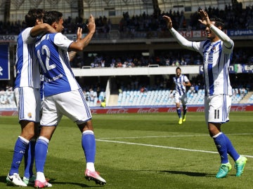 Los jugadores de la Real Sociedad celebran un gol