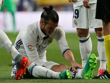 Bale se duele de su pierna izquierda Bale se duele de su pierna izquierda