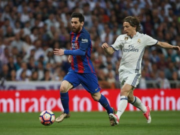 Leo Messi y Modric durante el Clásico