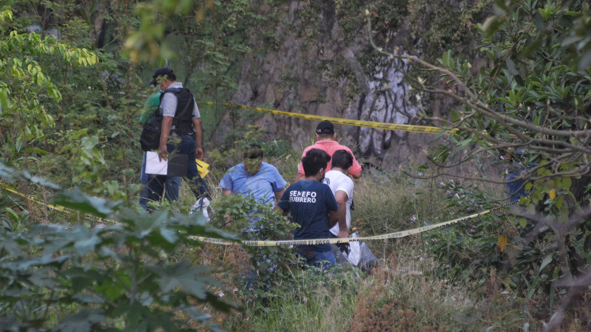 Policías federales y personal médico forense inspeccionan el canal de aguas pluviales Policías federales y personal médico forense inspeccionan el canal de aguas pluviales