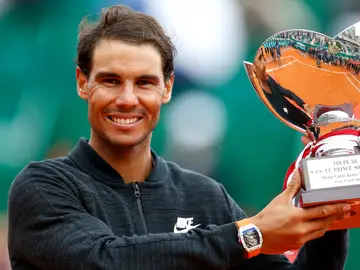 Rafa Nadal recogiendo su trofeo en Montecarlo Rafa Nadal recogiendo su trofeo en Montecarlo