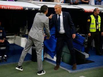 Luis Enrique y Zidane se saludan antes del Clásico