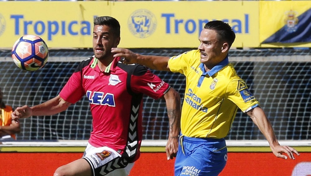Roque Mesa y Camarasa disputan el balón en el Alavés - Las Palmas