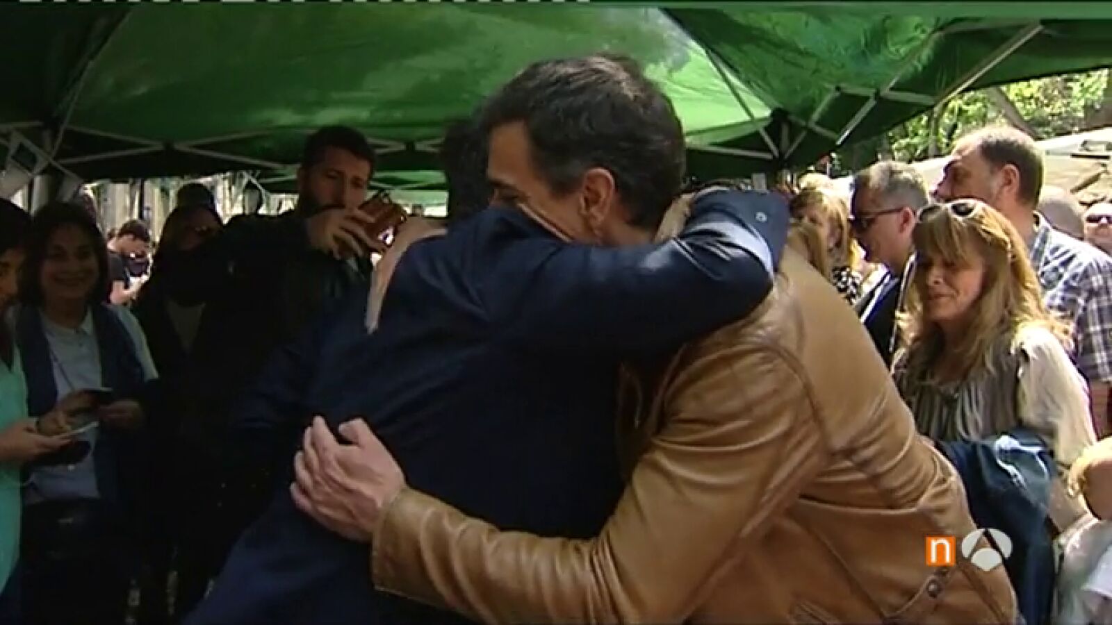 Patxi López se abraza con Pedro Sánchez en la Feria del Libro de Barcelona y le dedica un ejemplar