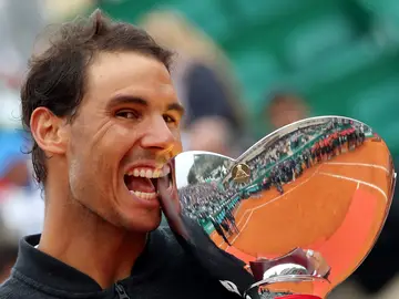 Rafa Nadal muerde el trofeo de campeón de Montecarlo por décima vez en su carrera Rafa Nadal muerde el trofeo de campeón de Montecarlo por décima vez en su carrera