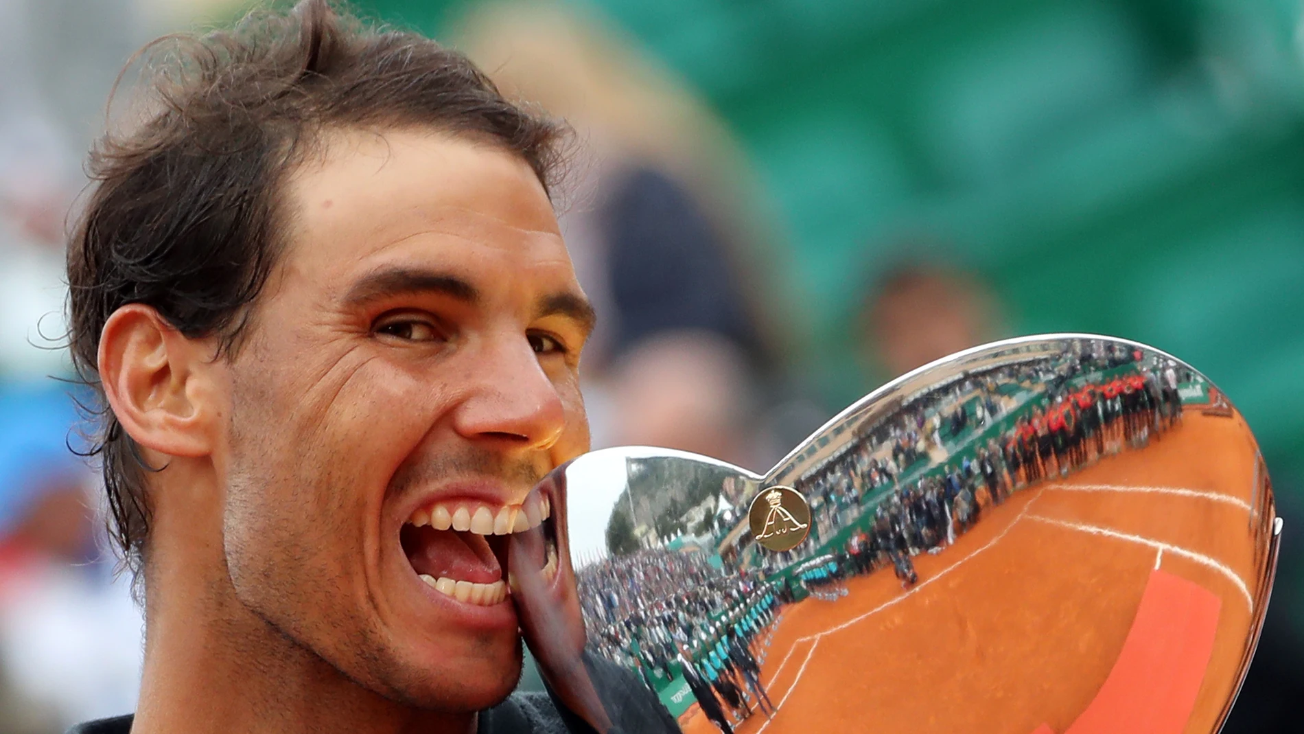 Rafa Nadal muerde el trofeo de campeón de Montecarlo por décima vez en su carrera Rafa Nadal muerde el trofeo de campeón de Montecarlo por décima vez en su carrera