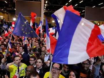Seguidores de Emmanuel Macron celebran la victoria electoral Seguidores de Emmanuel Macron celebran la victoria electoral