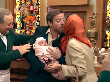 ¡Manolita llega a 'El Asturiano' acompañada de su nuevo bebé! ¡Manolita llega a 'El Asturiano' acompañada de su nuevo bebé!