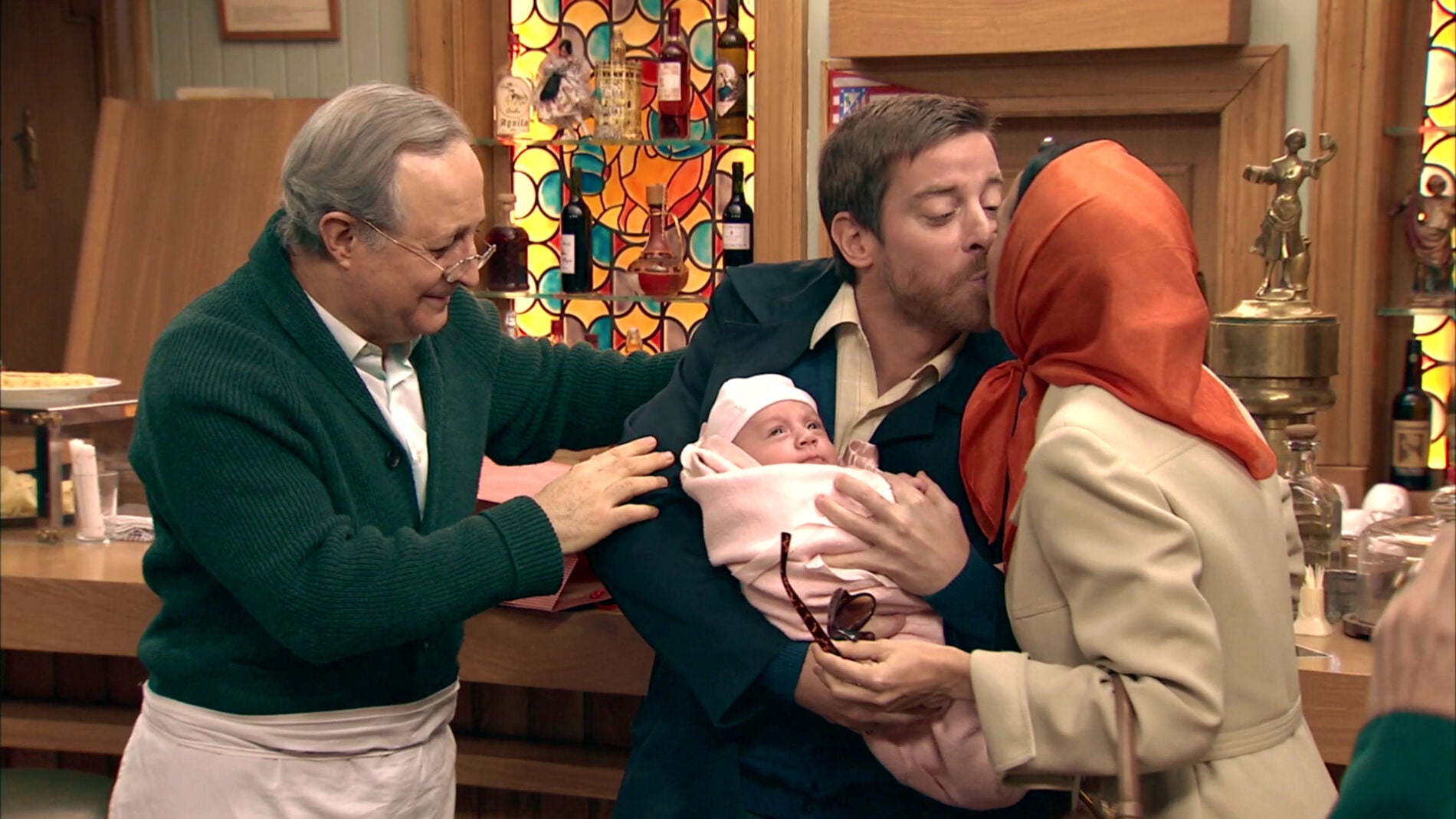 &iexcl;Manolita llega a 'El Asturiano' acompa&ntilde;ada de su nuevo beb&eacute;!