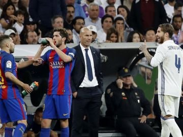 Zidane observa a Ramos tras su expulsión en El Clásico