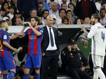 Zidane observa a Ramos tras su expulsión en El Clásico Zidane observa a Ramos tras su expulsión en El Clásico