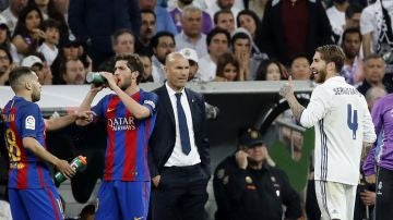 Zidane observa a Ramos tras su expulsión en El Clásico