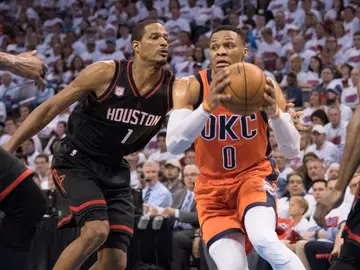 Russel Westbrook conduce el balón en el partido ante Houston Russel Westbrook conduce el balón en el partido ante Houston