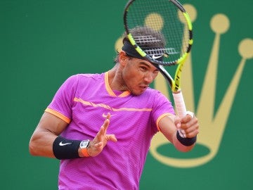 Rafa Nadal rematando una bola Rafa Nadal rematando una bola