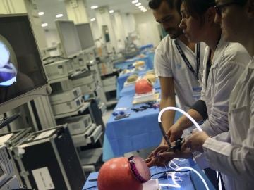 Un grupo de estudiantes simula la técnica de laparoscopia en el Hospital Vall d'Hebron