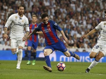Leo Messi disparando a puerta Leo Messi disparando a puerta