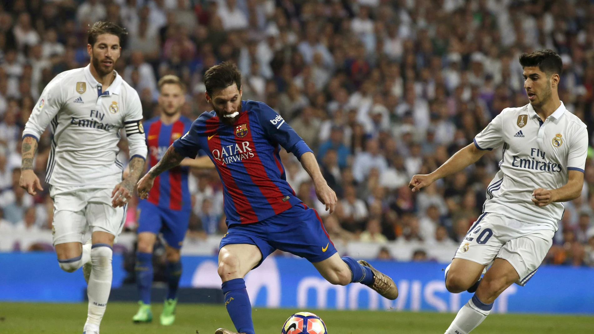 Leo Messi disparando a puerta Leo Messi disparando a puerta