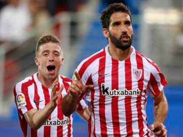 Raúl García celebra su gol ante el Eibar