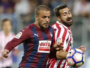 Pedro León disputa un balón con Balenziaga Pedro León disputa un balón con Balenziaga