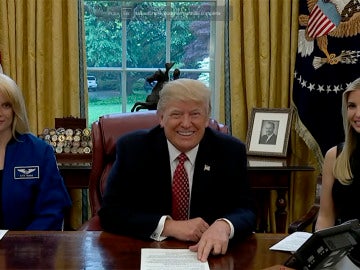 La astronauta Kate Rubins junto al presidente Donald Trump y su hija Ivanka Trump