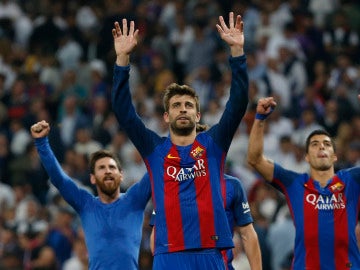 Gerard Piqué, Messi y Suárez saludan a la afición del Barcelona