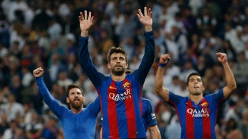 Gerard Piqué, Messi y Suárez saludan a la afición del Barcelona