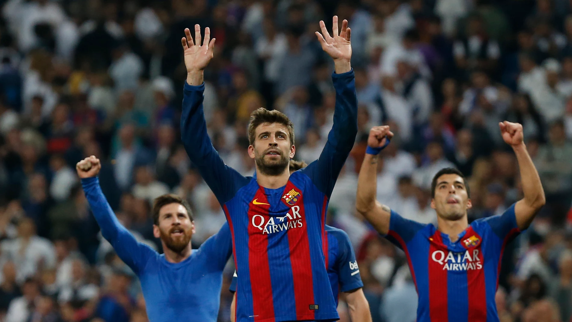 Gerard Piqué, Messi y Suárez saludan a la afición del Barcelona Gerard Piqué, Messi y Suárez saludan a la afición del Barcelona