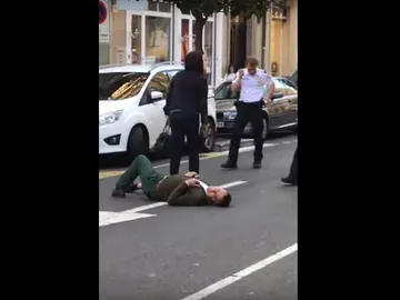 Se tira al suelo tras ver el cepo colocado en su coche Se tira al suelo tras ver el cepo colocado en su coche