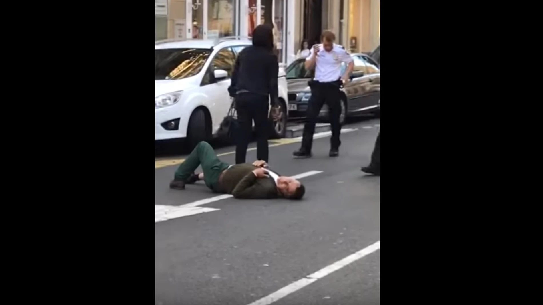 Se tira al suelo tras ver el cepo colocado en su coche Se tira al suelo tras ver el cepo colocado en su coche