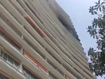 Frame 0.632977 de: Diez personas desalojadas por el incendio de un edificio en Alicante