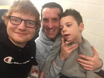 Ed Sheeran junto a Ollie Carroll Ed Sheeran junto a Ollie Carroll