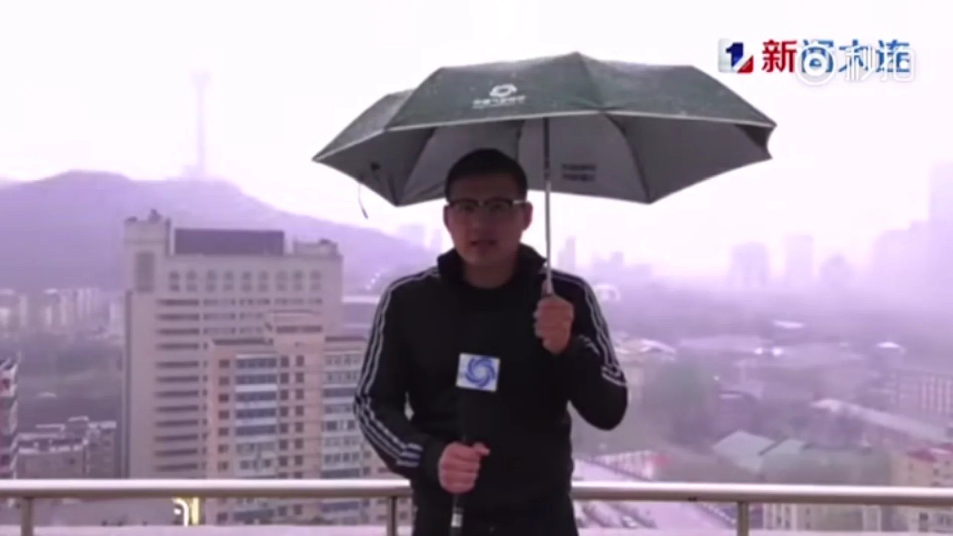 Un rayo alcanza a un reportero chino mientras daba el parte meteorológico Un rayo alcanza a un reportero chino mientras daba el parte meteorológico
