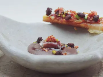 Frejoles con tosta de sobrasada Frejoles con tosta de sobrasada