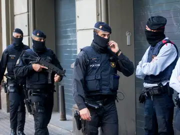 Los Mossos d'Esquadra durante la operación contra el terrorismo yihadista en varias localidades de Cataluña Los Mossos d'Esquadra durante la operación contra el terrorismo yihadista en varias localidades de Cataluña