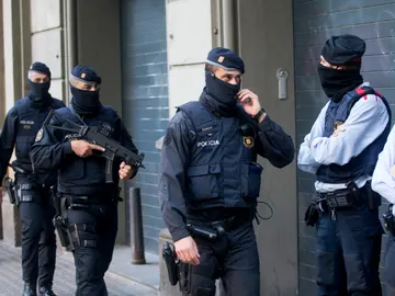 Los Mossos d'Esquadra durante la operación contra el terrorismo yihadista en varias localidades de Cataluña Los Mossos d'Esquadra durante la operación contra el terrorismo yihadista en varias localidades de Cataluña